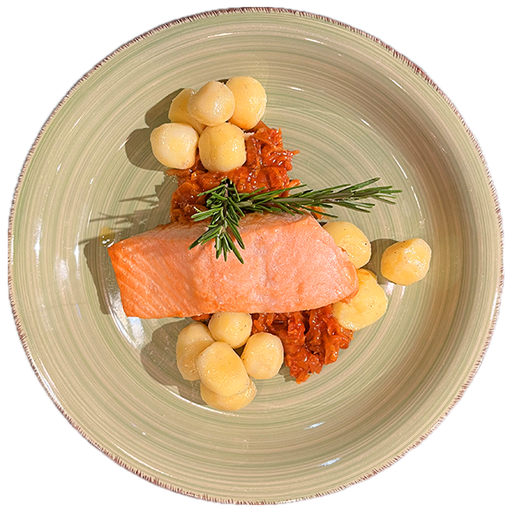[08918] Salmon fillet on pointed cabbage and chorizo vegetables, served with potatoes
