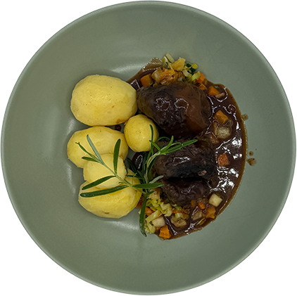 [08980] Schweinebäckchen mit Wurzelgemüse und Butterkartoffeln